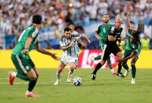 Con triplete histórico de Messi, Argentina golea a Argelia en su debut mundialista