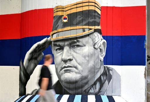 Una multitud rinde homenaje al criminal de guerra Ratko Mladic en Belgrado