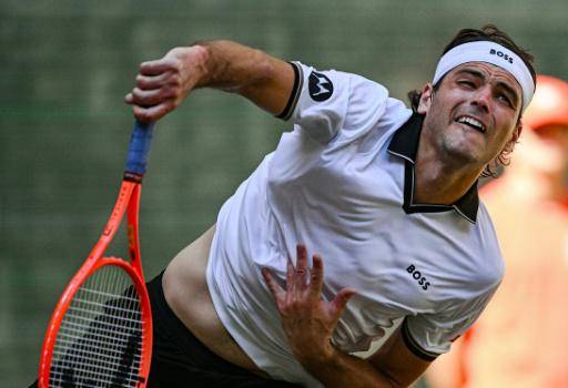 Taylor Fritz saca durante la final del torneo de Halle contra el también estadounidense Frances Tiafoe, el 21 de junio de 2026 en esa ciudad al oeste de Alemania
