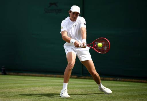 El brasileño Joao Fonseca realiza un revés a dos manos en su partido de primera ronda de Wimbledon contra el español Roberto Bautista, el 29 de junio de 2026 en el All England Tennis Club de Wimbledon