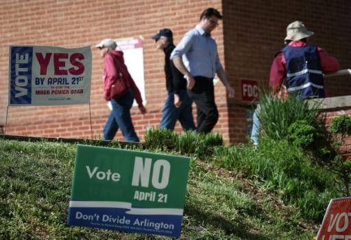 Unos votantes acuden a pronunciarse sobre el nuevo mapa electoral de Virginia el 21 de abril de 2026 en la Biblioteca Westover, en Arlington (EEUU)