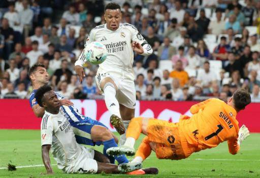 Real Madrid vence sin brillo 2-1 al Alavés y se acerca a seis puntos del Barça
