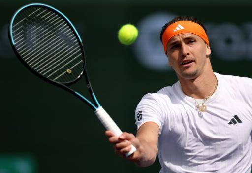 El alemán Alexander Zverev devuelve una bola contra el italiano Matteo Berrettini durante el tercer día del BNP Paribas Open en el Indian Wells Tennis Garden, de en Indian Wells, California, el 6 de marzo de 2026