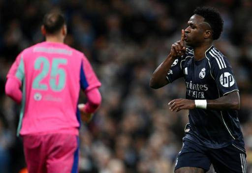 El delantero brasileño del Real Madrid, Vinícius Júnior, celebra su gol durante el partido de octavos de Champions League entre Manchester City y Real Madrid en el Etihad Stadium de Mánchester, el 17 de marzo de 2026