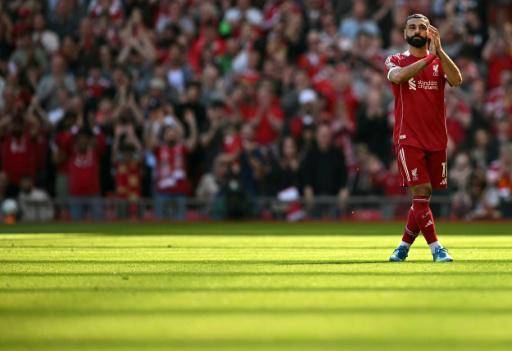 El delantero egipcio del Liverpool, Mohamed Salah, aplaude a los aficionados al abandonar el terreno de juego, lesionado, durante el Liverpool-Crystal Palace de la Premier, en Anfield, el 25 de abril de 2026