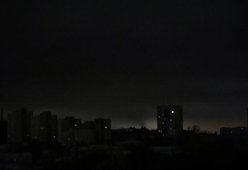 Una imagen de Kiev sumida en la oscuridad durante un apagón parcial, el 27 de noviembre de 2022 en la capital ucraniana