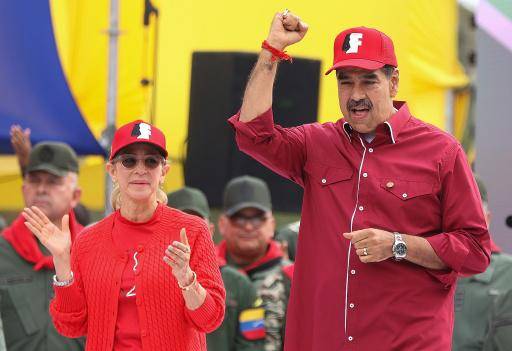 El presidente venezolano, Nicolás Maduro, levanta el puño junto a su esposa, Cilia Flores, durante un mitin en Caracas el 4 de febrero de 2025