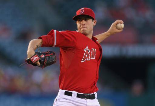 Tyler Skaggs, de los Angelinos de Los Ángeles, lanza contra los Tampa Bay Rays en un partido de las Grandes Ligas de béisbol en el Angel Stadium of Anaheim, en Anaheim, California, el 15 de mayo de 2014