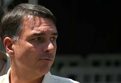 Flávio Bolsonaro hace una breve parada en Ecuador tras huir de Brasil