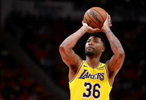 Marcus Smart, de los Lakers de Los Ángeles, y su compañero de equipo Luke Kennard fueron sancionados con multas por la NBA por sus comentarios críticos hacia los árbitros tras una derrota en Houston en los playoffs de la NBA