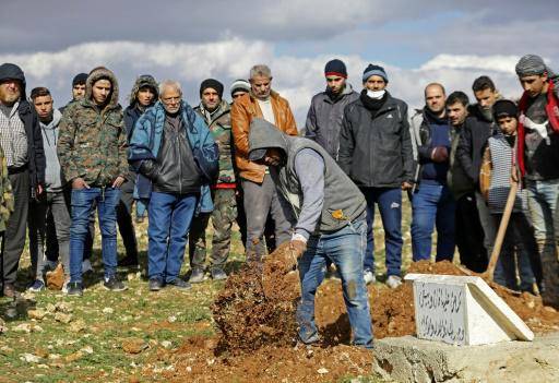 Un hombre excava tumbas en la ciudad siria de Alepo para las víctimas del sismo el 7 de febrero de 2023