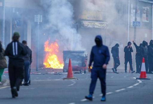 Manifestantes antimigración bloquean calles y queman vehículos tras apuñalamiento en Belfast