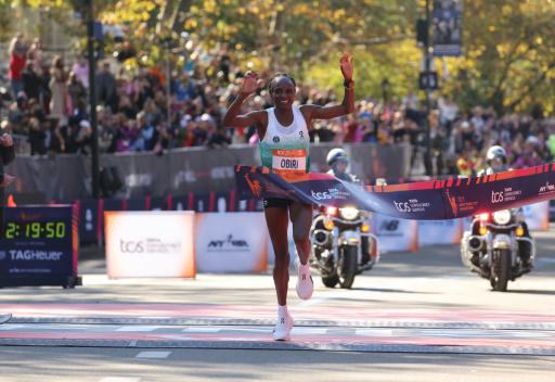 Hellen Obiri, de Kenia, cruza la línea de meta y gana el maratón de Nueva York en tiempo récord.