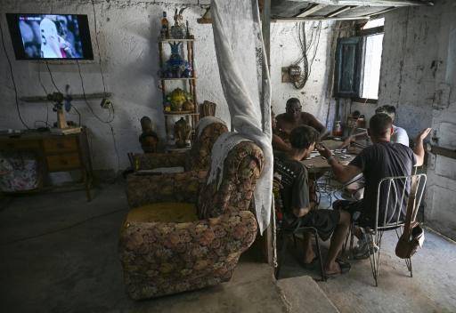 Personas juegan dominó en su casa en La Habana el 18 de mayo de 2026. El líder cubano advirtió el 18 de mayo sobre un “baño de sangre” en caso de un ataque estadounidense, mientras el Departamento del Tesoro de Estados Unidos sancionó a la principal agencia de inteligencia de Cuba y a altos dirigentes, en momentos en que se intensificaban las tensiones entre ambos países.