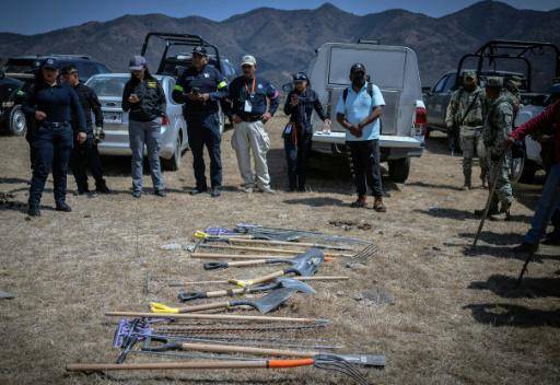 Un grupo de policías, militares, funcionarios y familiares buscan a una desaparecida en Tepotzotlan, en el estado de México, el 13 de marzo de 2026.