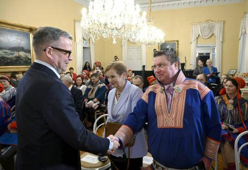El primer ministro Petteri Orpo (izq) saluda a Tuomas Aslak Juuso, presidente en funciones del Parlamento Sami, el 4 de diciembre de 2025 en Helsinki, durante la presentación del informe sobre las injusticias históricas cometidas contra el pueblo sami