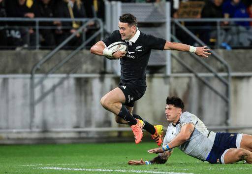 El wing neozelandés Will Jordan (centro) supera un tackle del italiano Tomaso Menoncello durante el duelo de la 2ª jornada del Campeonato de Naciones de rugby, el 11 de julio de 2026 en Wellington
