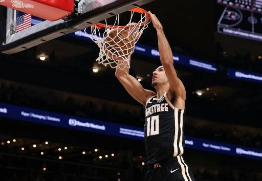Zaccharie Risacher realiza una volcada en un partido de los Atlanta Hawks el 3 de diciembre de 2025