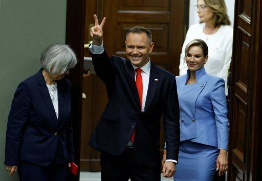 El nacionalista Karol Nawrocki, investido presidente de Polonia