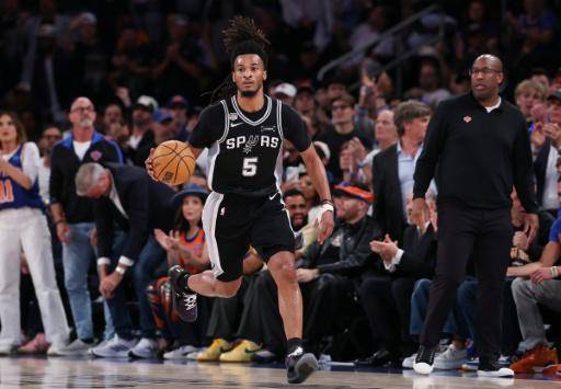 El base Stephon Castle lleva la pelota en la victoria de los Spurs contra los Knicks en el tercer juego de las Finales de la NBA, el 8 de junio de 2026 en el Madison Square Garden, en Nueva York