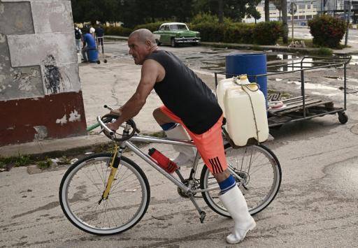 Una persona tranporta unos bidones de agua en una bicicleta el 4 de agosto de 2026 en La Habana