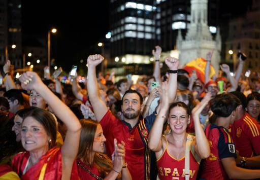 España se despierta en la cima del mundo... y con resaca