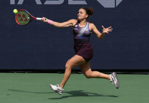 La italiana Jasmine Paolini golpea una bola durante su partido contra la eslovena Veronika Erjavec en la primera ronda del Abierto de EEUU, el 30 de agosto de 2026 en Nueva York