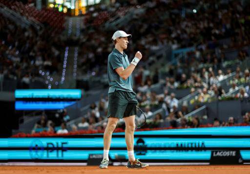 El número uno del mundo Jannik Sinner celebra un punto en su partido contra el español Rafael Jódar en el Masters 1000 de Madrid el 29 de abril de 2026
