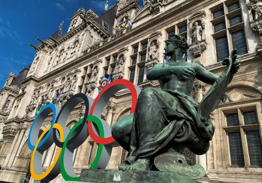 Unos anillos olímpicos instalados junto a la estatua de Laurent Marqueste llamada 'El arte', el 2 de septiembre de 2022 frente al Ayuntamiento de París