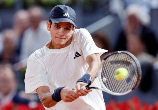 Rafa Jódar devuelve una bola durante su derrota ante Jannik Sinner en cuartos de final del Masters 1000 de Madrid, el 29 de abril de 2026