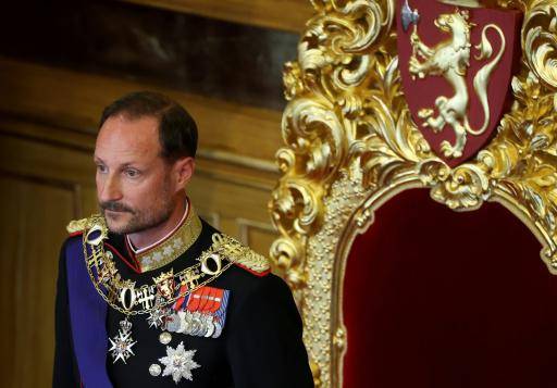 Haakon VIII jura como rey de Noruega sin su esposa, convaleciente de un trasplante