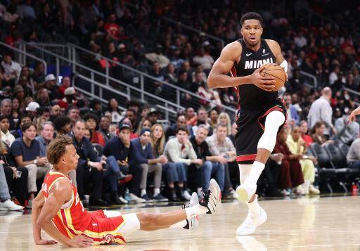 Antetokounmpo logra su primera victoria con Miami; Sixers repuntan en Indiana