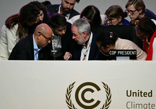 El presidente de la COP30, André Correa do Lago (c), escucha a sus consejeros junto al secretario ejecutivo de la Convención Marco de las Naciones Unidas sobre el Cambio Climático, Simon Stiell, el 10 de noviembre de 2025 en Belén, Brasil