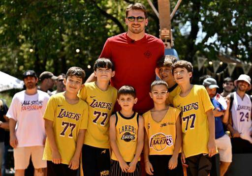 El jugador de Los Angeles Lakers Luka Doncic con un grupo de jóvenes aficionados durante un torneo de básquet 3x3 el 26 de junio de 2026 en Roma