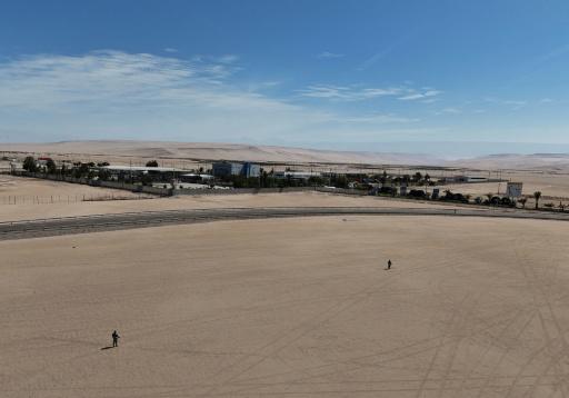 Unos soldados peruanos montan guardia cerca del paso de Santa Rosa, fronterizo con Chile, el 30 de noviembre de 2025