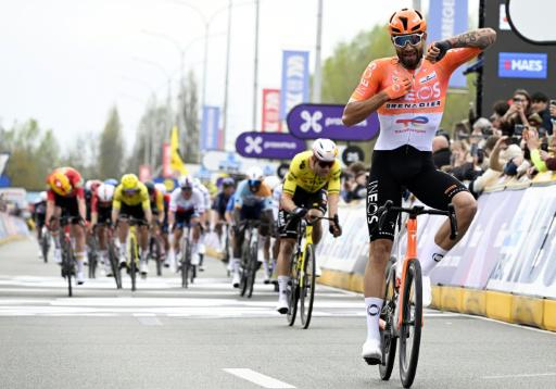 El ciclista italiano Filippo Ganna celebra su victoria en la clásica A Través de Flandes tras superar en los últimos metros al belga Wout van Aert (segundo por la derecha), en Waregem el 1 de abril de 2026
