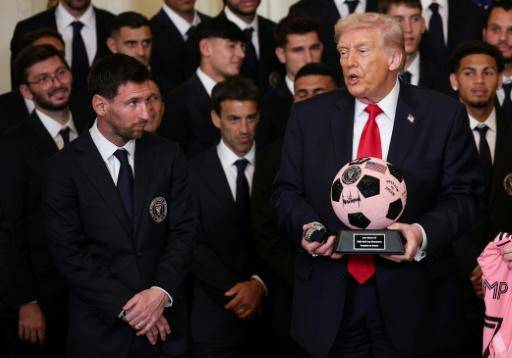 El presidente de Estados Unidos, Donald Trump, otorga un regalo al astro argentino Lionel Messi (L) y a sus compañeros en el Inter Miami durante el evento de conmemoración para los campeones de la MLS 2025 celebrado en la Casa Blanca, en Washington, el 5 de marzo de 2026