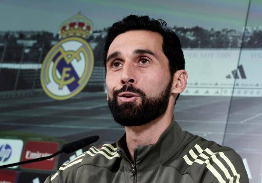 Si quisiera ser 'Mou' fracasaría, dice Arbeloa al presentarse con el Real Madrid