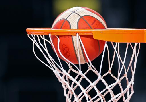 Una pelota de baloncesto entra en la canasta el 23 de julio de 2021 en la ciudad japonesa de Saitama