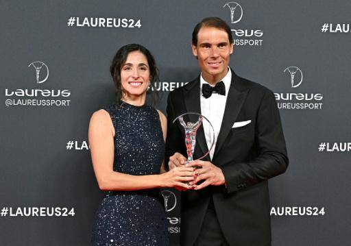 El tenista español Rafa Nadal posa con su esposa Xisca Perello con el premio Laureus concedido a su fundación en la gala de entrega de estos premios en Madrid el 22 de abril de 2024.
