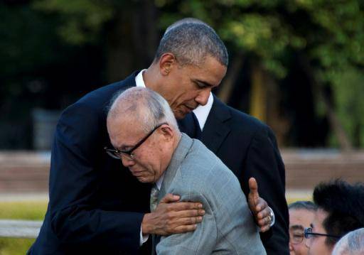 El expresidente de Estados Unidos Barack Obama abraza a Shigeaki Mori, sobreviviente del bombardeo atómico de 1945 en Hiroshima, durante una visita al Hiroshima Peace Memorial Park el 27 de mayo de 2016