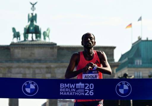 El etíope Guye Adola gana su segundo maratón de Berlín
