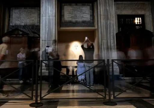 Varias personas rezan ante la tumba del papa Francisco, en la basílica de Santa María la Mayor, en Roma, el 20 de abril de 2026