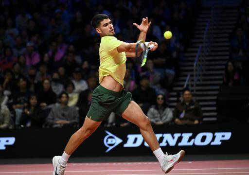 El tenista español Carlos Alcaraz golpea la pelota durante el partido de exhibición contra el italiano Jannik Sinner, en el Inspire Arena de Incheon (Corea del Sur) el 10 de enero de 2026