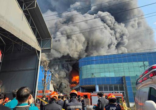 Catorce muertos en un incendio en una fábrica de piezas para automóviles en Corea del Sur