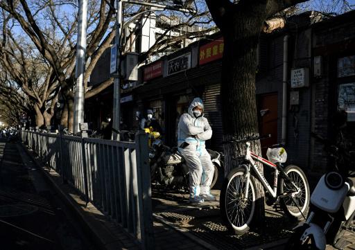 Un hombre vestido con un equipo de protección individual (EPI) en una calle de Pekín el 5 de diciembre de 2022