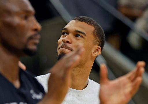 El pívot francés de los Spurs Victor Wembanyama sonríe en un partido de la NBA contra los the Denver Nuggets, en San Antonio (Texas, EEUU), el 12 de abril de 2026