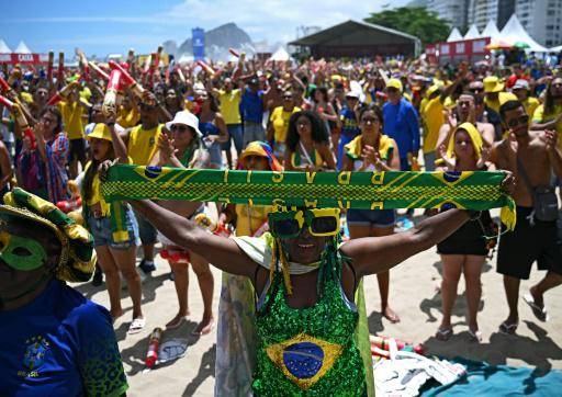 Hinchas de la selección brasileña de fútbol siguiendo el duelo de Brasil ante Suiza en Catar-2022, el 28 de noviembre en Rio de Janeiro