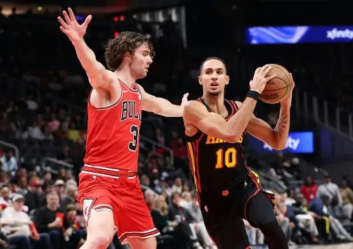 El francés Zaccharie Risacher (der.), de los Atlanta Hawks, lleva el balón ante Josh Giddey, de los Chicago Bulls, en un partido de la NBA en la State Farm Arena, en Atlanta, Georgia, el 21 de diciembre de 2025