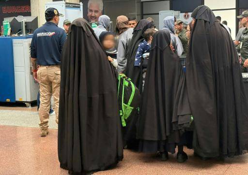 Unos miembros de la secta judío ortodoxa Lev Tahor son expulsados de Colombia para ser entregados a las autoridades de Estados Unidos, en Medellín, el 1 de diciembre de 2025